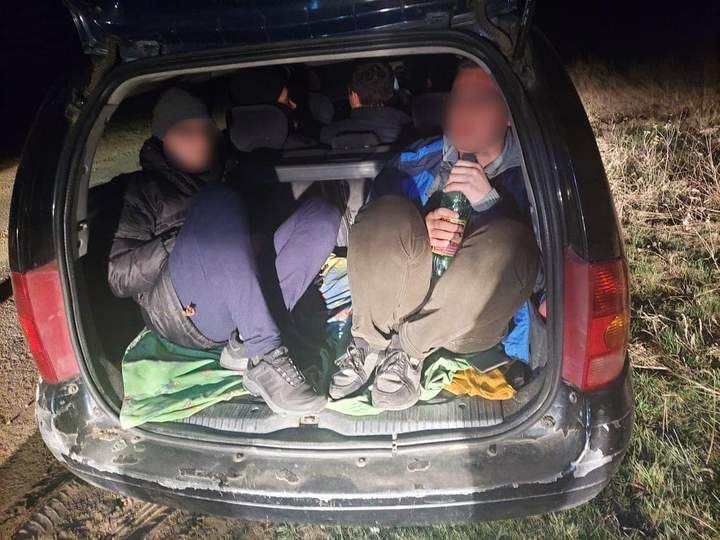 «Їхали до бабусі»: прикордонники затримали чоловіків призовного віку