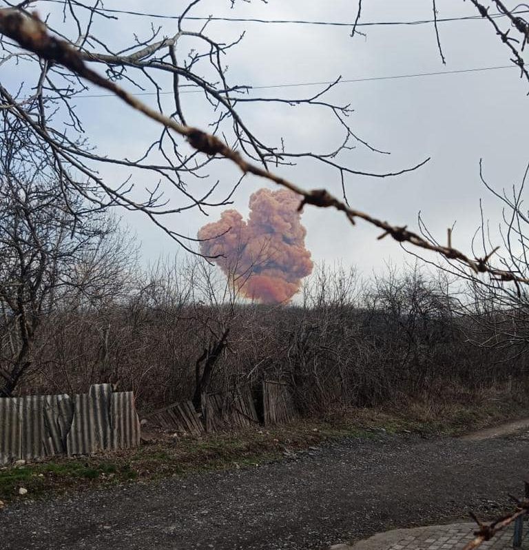 Чекаємо на дощ: на Луганщині ворог поцілив у цистерну з азотною кислотою