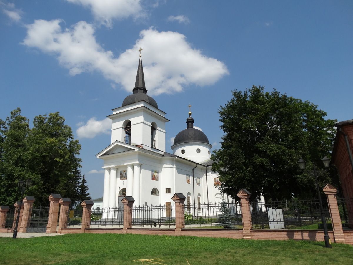 Воскресенська церква (Батурин) заснована гетьманом Кирилом Розумовським.