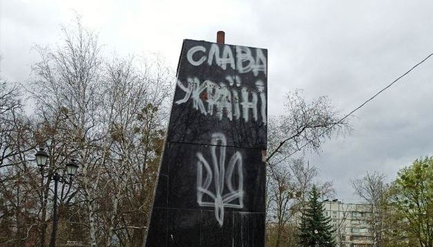 У Харкові демонтували і вивезли на смітник бюст Жукова, відео