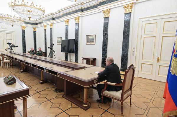 Путін зі жменькою однодумців приймав рішення про вторгнення в Україну – Bloomberg