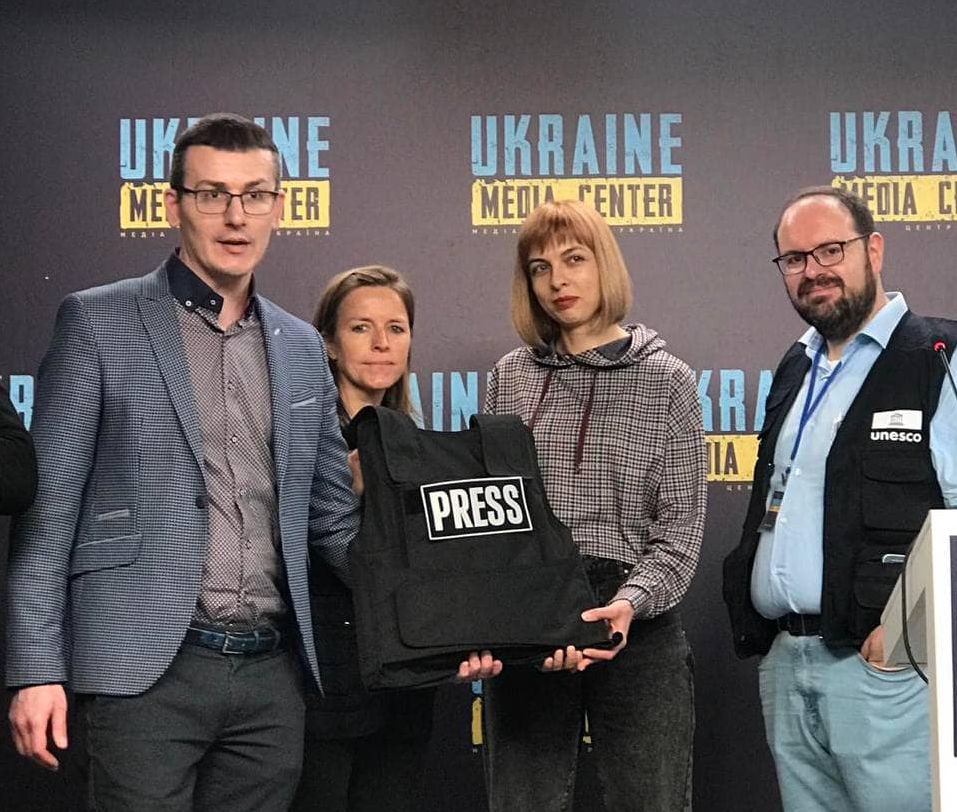 ЮНЕСКО передало бронежелети і каски для фронтових журналістів України