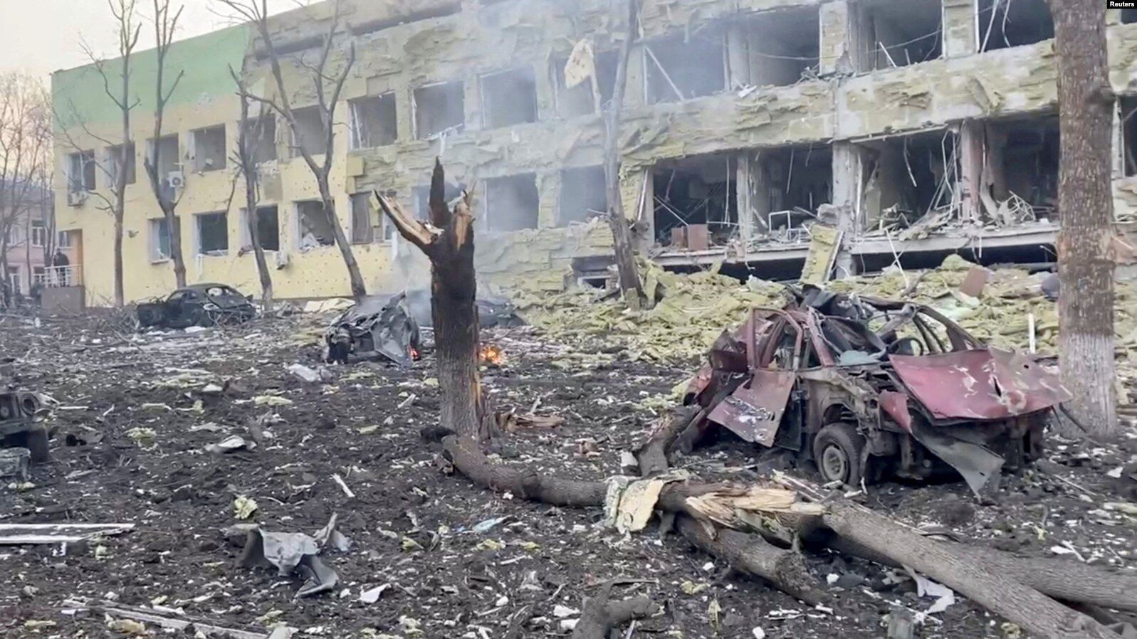 Знищена дитяча лікарня через вторгнення Росії в Україну в Маріуполі.