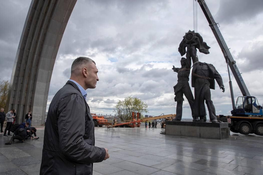 Радянську скульптуру двох робітників (символ возз’єднання України та росії) під таки демонтували.