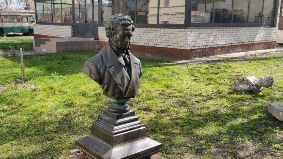 У Чернігові «ас» Пушкін «зійшов» із п’єдесталу, фото