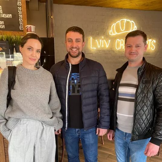 Голлівудська акторка Анджеліна Джолі приїхала до України з гуманітарною місією і випила львівської кави.