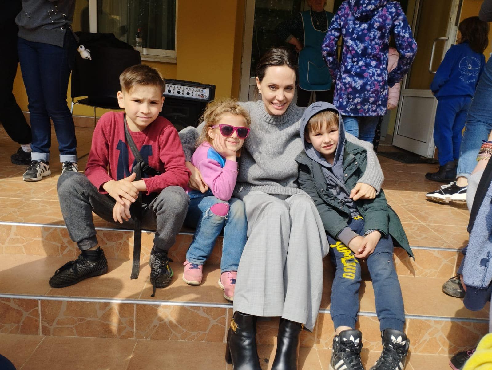 Анджеліна Джолі спілкувалася у Львові з дітьми з Краматорська, переселенцями і волонтерами, фото