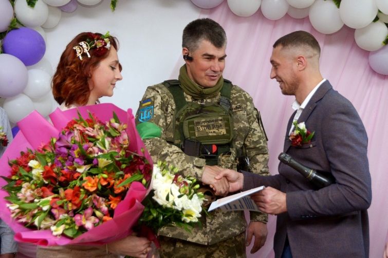 Морпіх з острова Зміїний одружився у Харкові після полону