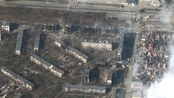 «Парад полонених» в Маріуполі: окупанти передягнуть цивільних у форму ЗСУ