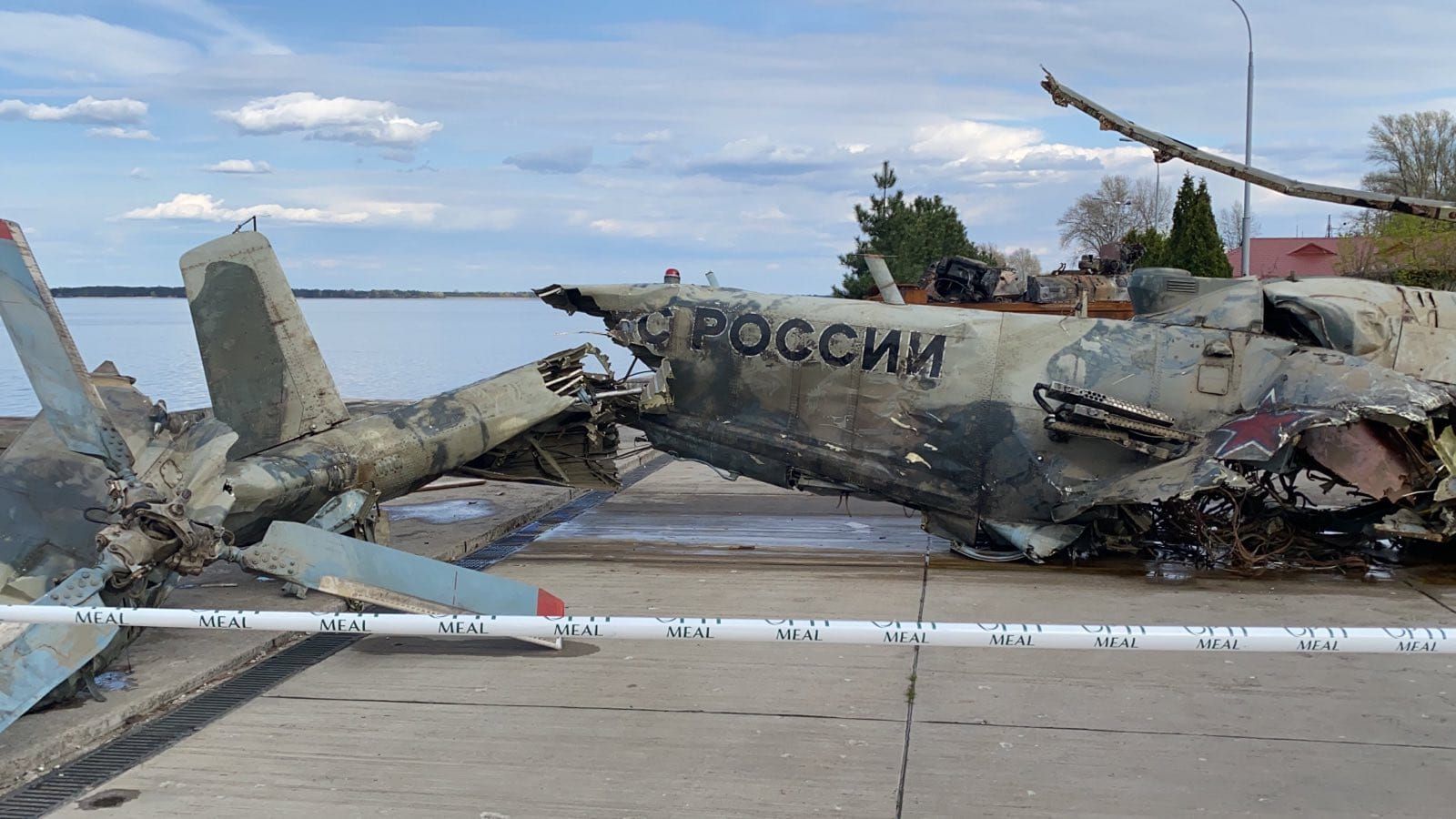 Гелікоптер рашистів дістали на сушу з Київського моря – ДПСУ, фото
