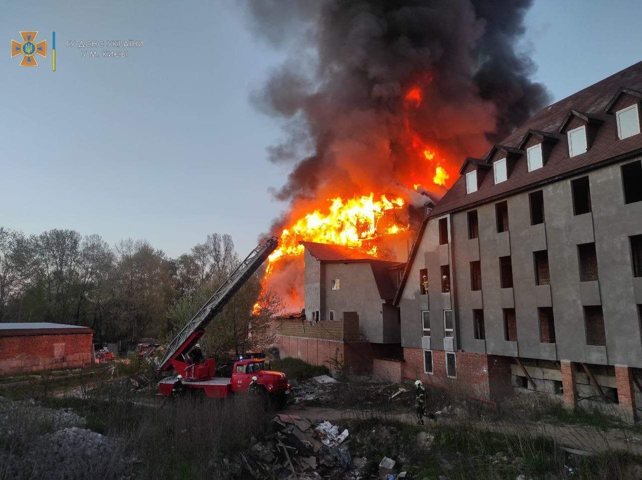 У Києві сталася масштабна пожежа – ДСНС, фото