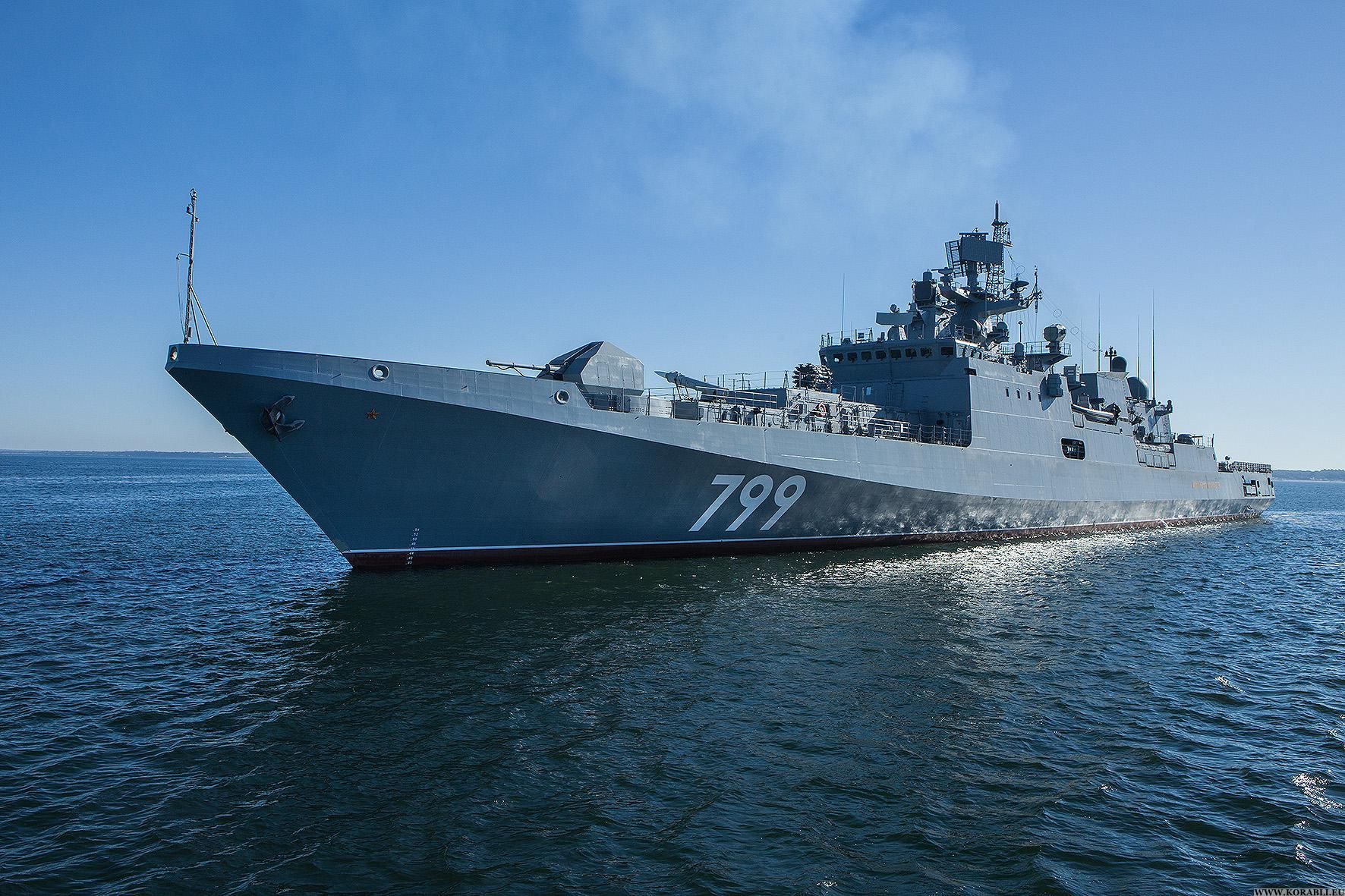 Біля острова Зміїний горить російський фрегат