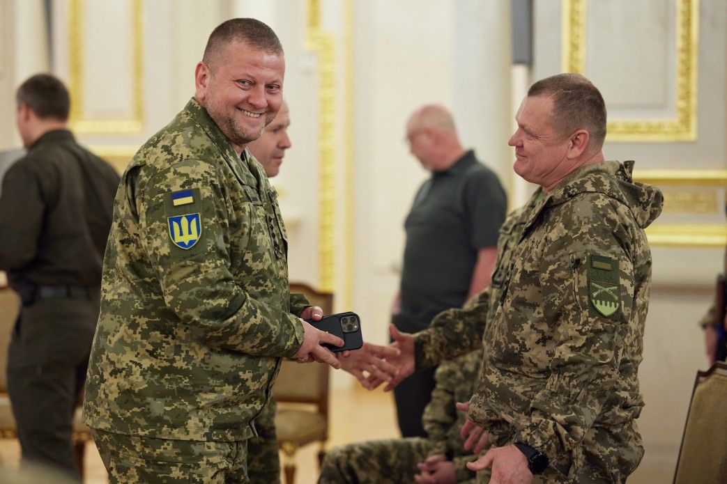 Першим кавалером Хреста бойових заслуг став Головнокомандувач ЗСУ генерал Валерій Залужний.