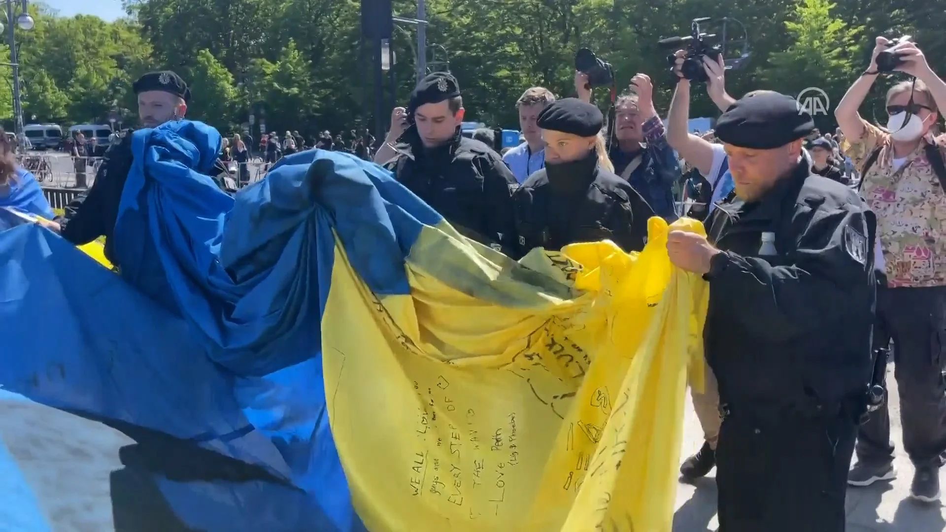 На меморіалі у Тіргартені кілька українців розгорнули прапор України. Але поліція Берліну одразу згорнула його.