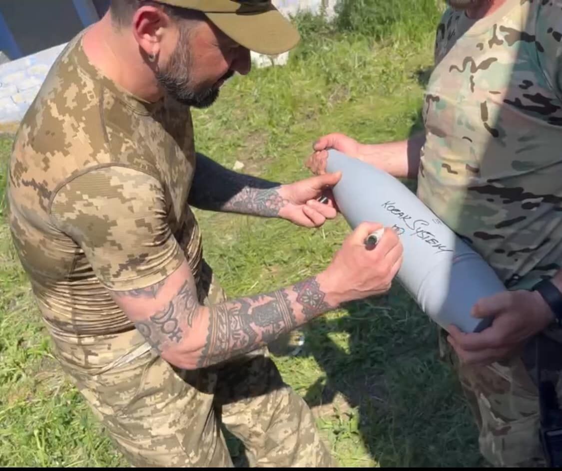 Іван Леньо на прохання захисників України підписує "квитки" для ворога на благодійний концерт.