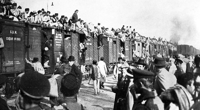 В травні 1944 року насильно радянська влада з Криму депортувала 228 тисяч татар, з яких половина не витримала тяготи депортації.