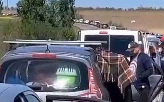 На Херсонщині окупанти не випускають людей і обстріляли автоколону