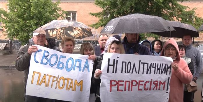 Пікет Подільського суду Києва, де мала розглядатися апеляція адвокатів Ладухи на утримання звинуваченого під вартою.