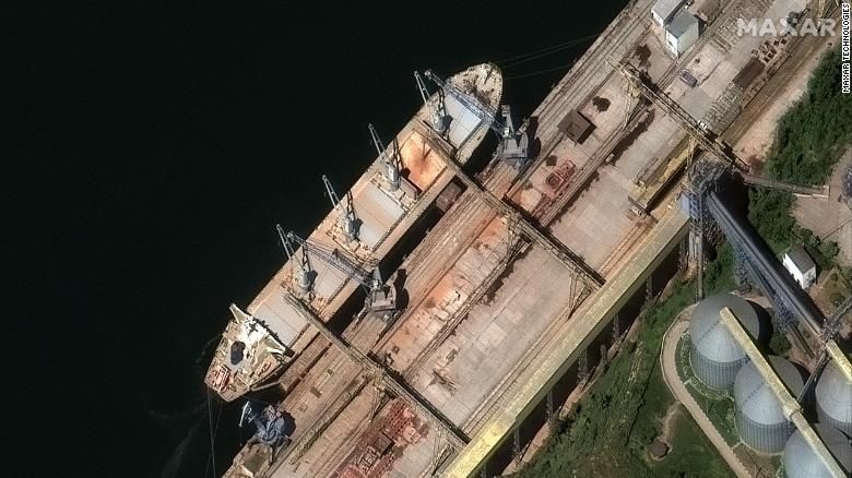 Супутники засікли, як російські кораблі завантажують українське зерно в Криму – CNN, фото