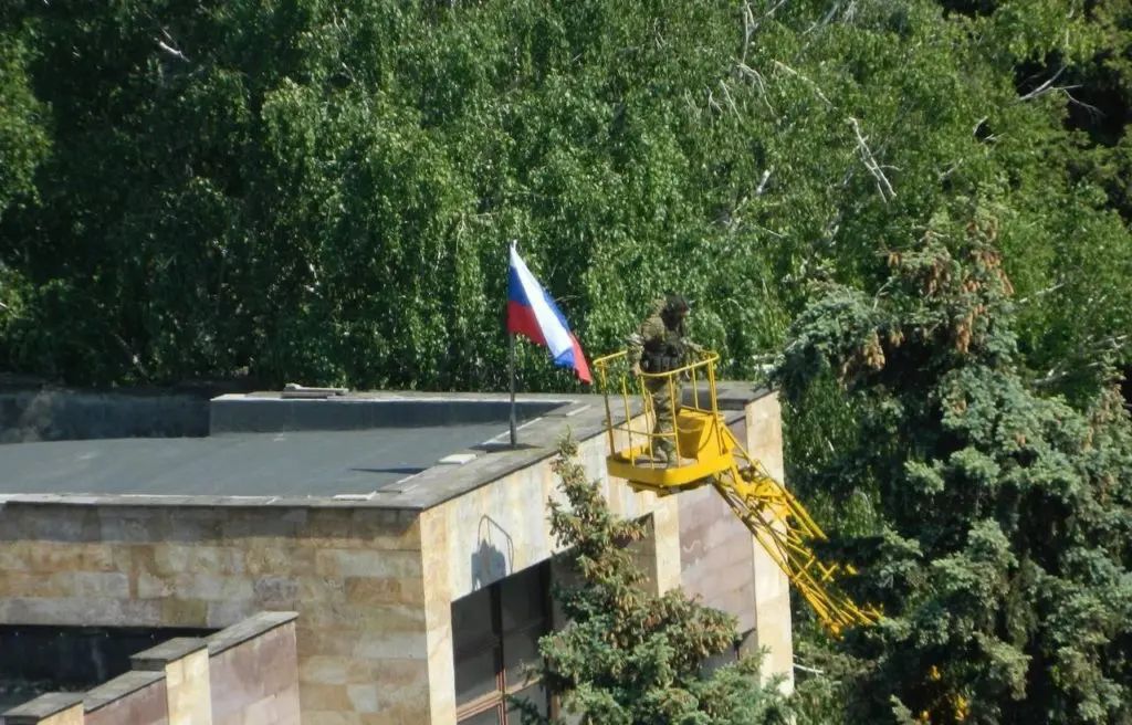 Світлодарськ на Донеччині захопили окупанти і вивісили триколор