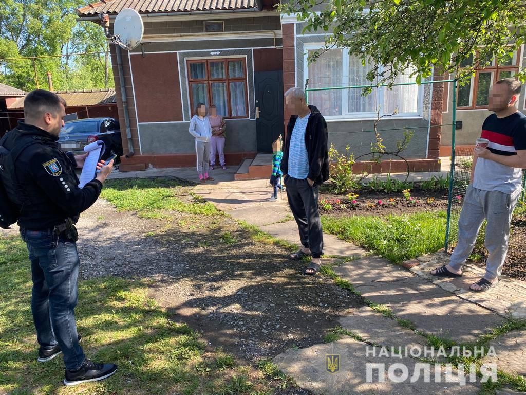 У Києві шахрай друкував прескарти та дозвільні документи на травматичну зброю