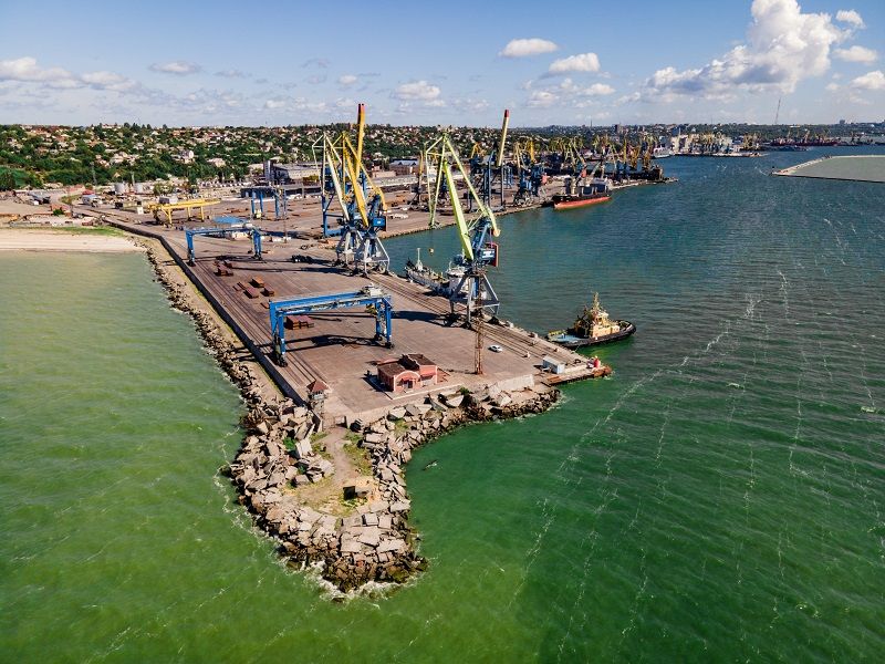 Із Маріуполя загарбники вивозять дітей-сиріт, сталь та кораблі