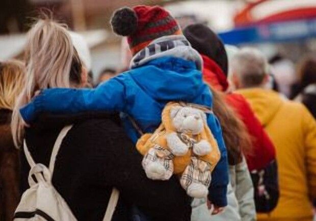 Чимало українських біженців із дітьми залишаються за кордоном.