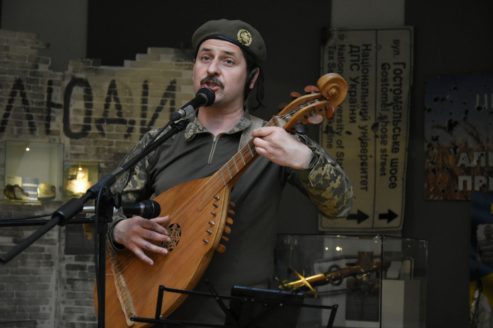 Тарас Компаніченко на відкритті виставки «Навала. Київський постріл».