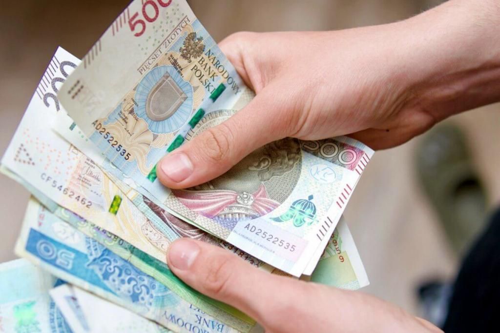 У Польщі припиняють виплати допомоги біженцям з України