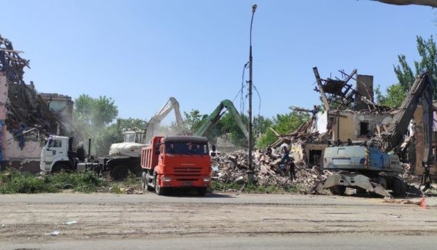 У Маріуполі з-під завалів будинку розстріляного танком росіян дістали шість тіл цивільних