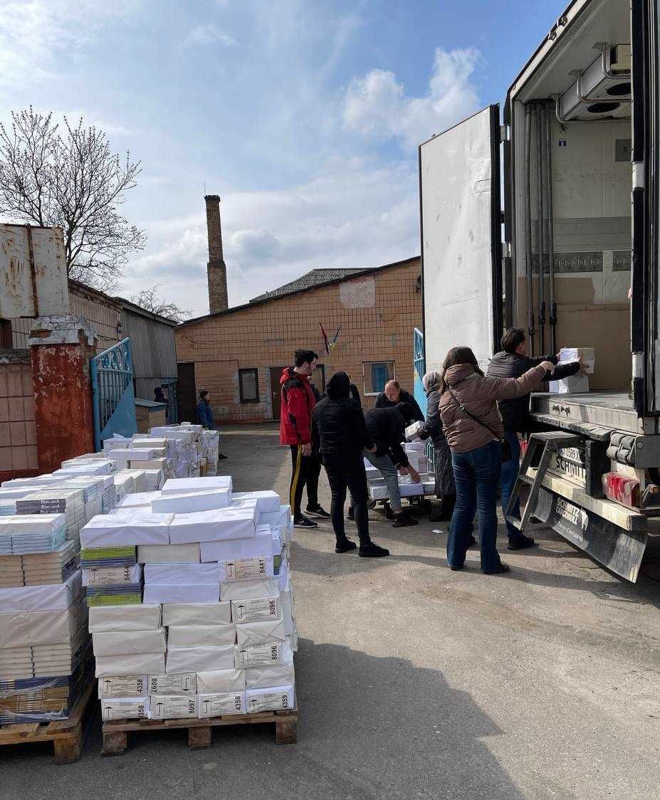Із Харкова врятовано тисячі книг перевезених з під обстрілу в Рівне, фото