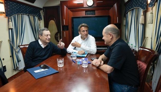 Поважні європейські лідери - Драгі, Макрон та Шольц в потязі на шляху до Києва.