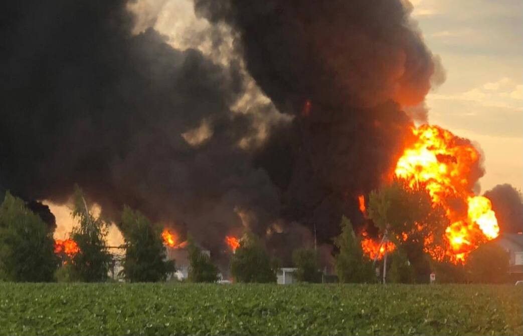 Ракетні удари по Новомосковську спричинили масштабну пожежу на нафтобазі