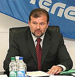 А рука все тягнеться і тягнеться...