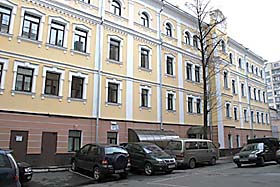 Митців «закатують в асфальт»