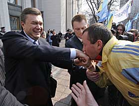 А перевірили, хто був у жіночому платті?