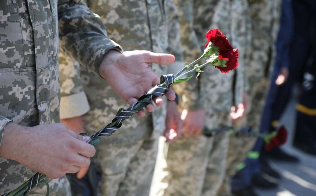 Полеглих українських героїв буде поховано з усіма військовими почестями.