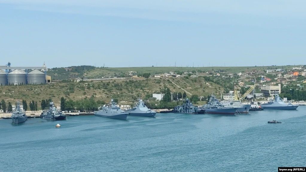 П'ять російських кораблів і підводний човен з десятками «Калібрів» чатують у Чорному морі