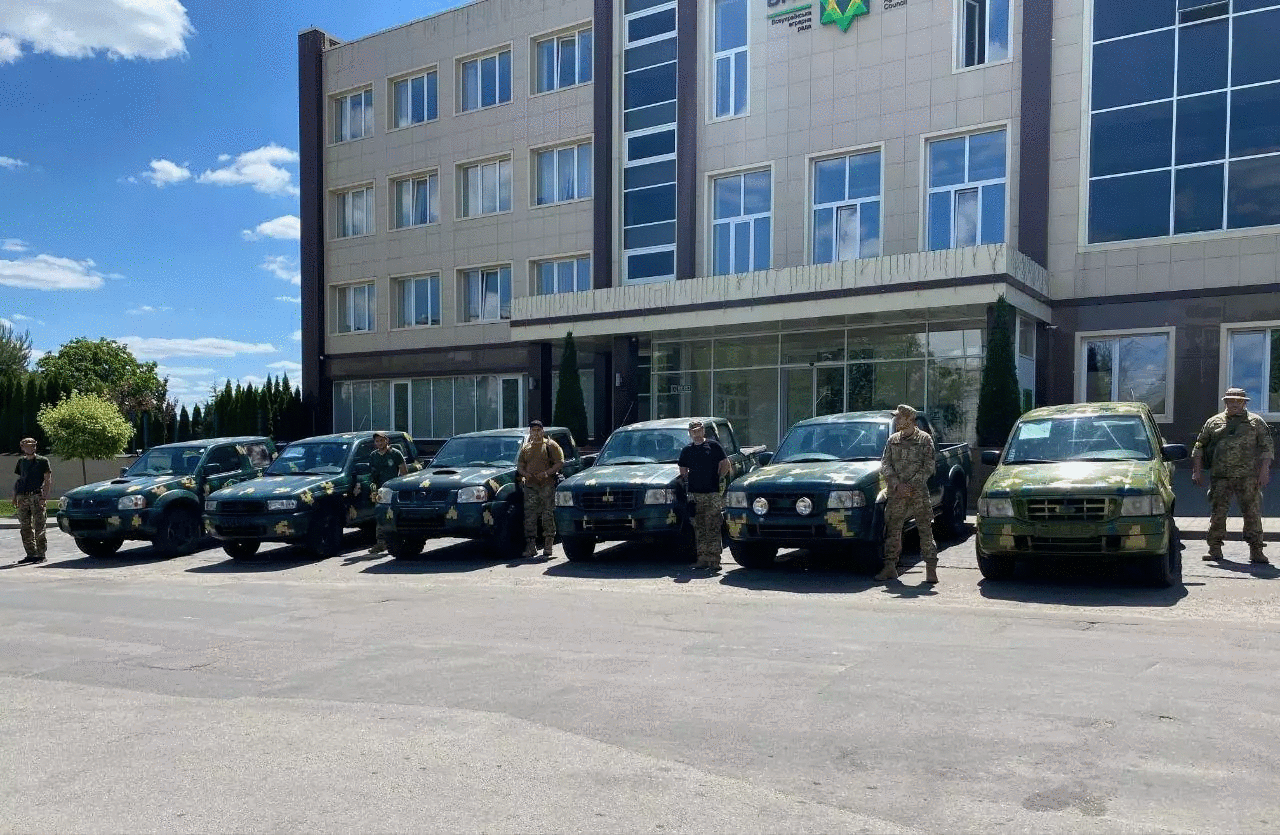 Черкаські аграрії купили для фронту партію пікапів