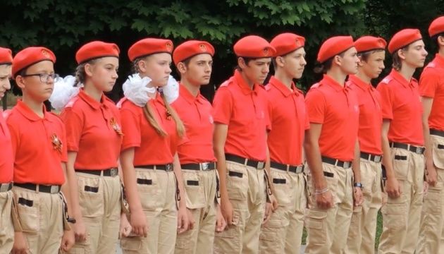У Маріуполі загарбники з дітей роблять манкуртів створюючи «юнармію»