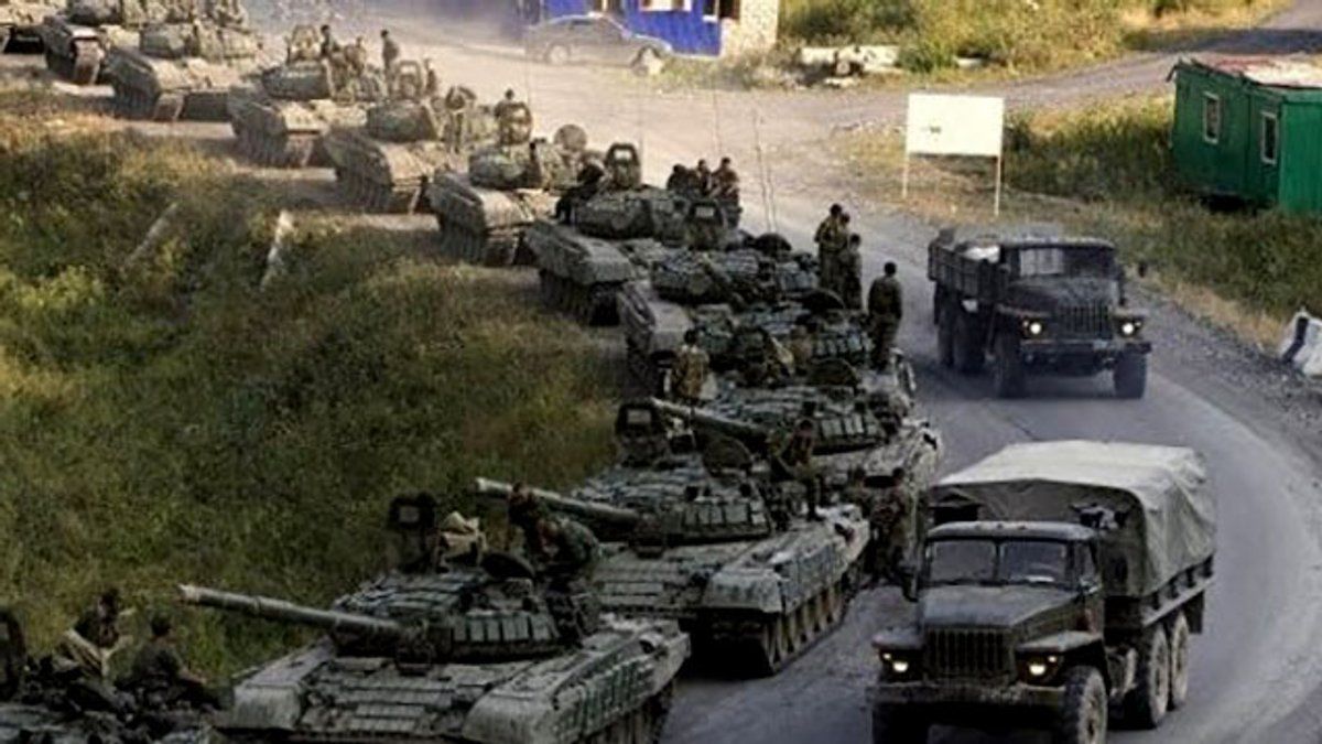 Четвертий день поспіль крізь Маріуполь рухаються великі колони військової техникі в західному напряму – Андрющенко