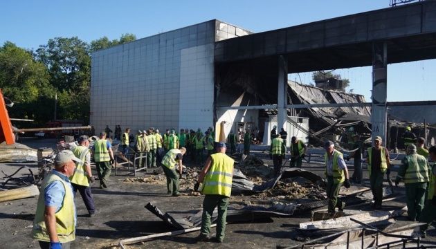 Зникли безвісті десятки людей після ракетного обстрілу ТЦ у Кременчуці