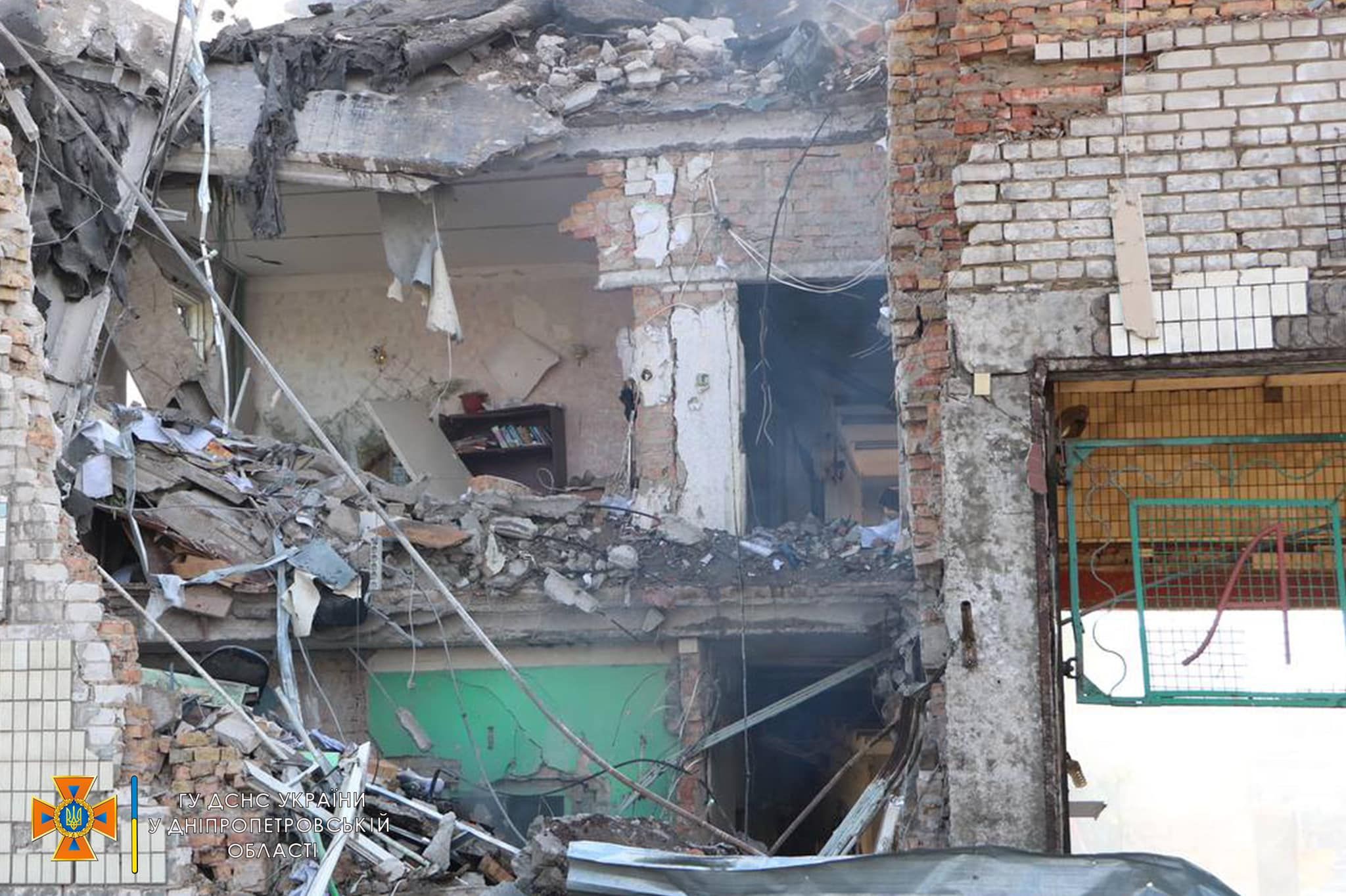 З-під завалів дістали загиблих після ударів по АТП у Дніпрі