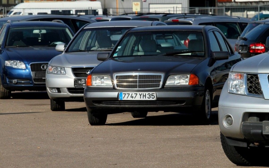Старі європейські автівки, пригнані через західний український кордон,  стануть дорожчими для їхніх власників.