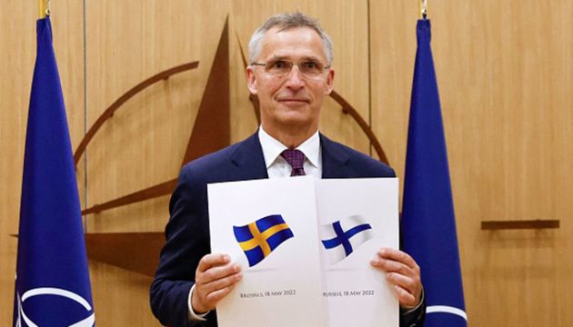 Столтенберг вітає майбутніх членів НАТО - Швецію та Фінляндію.