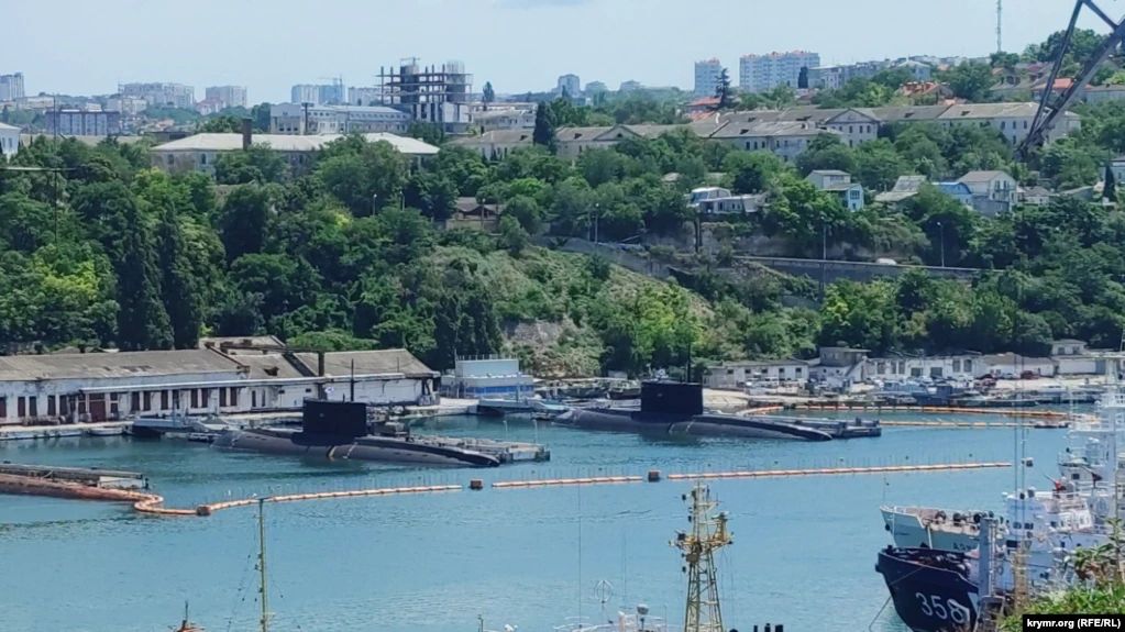 Два підводні човни проекту 636.3 «Варшав'янка» у Південній бухті Севастополя
