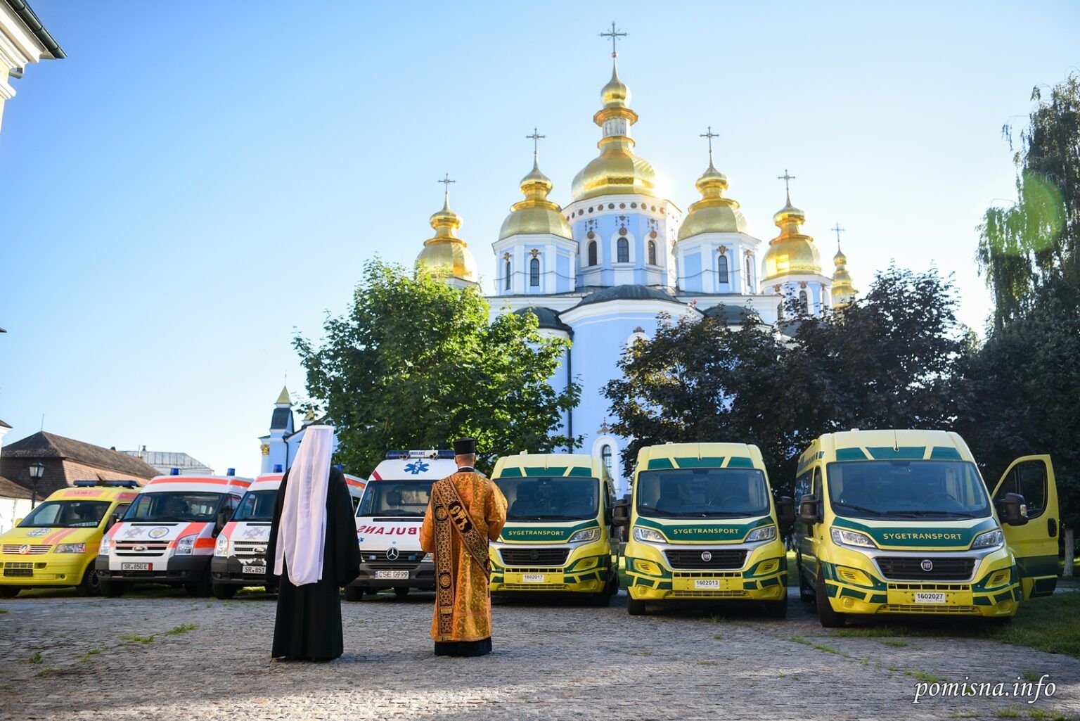 Епіфаній освятив карети «швидкої» для прифронтових територій