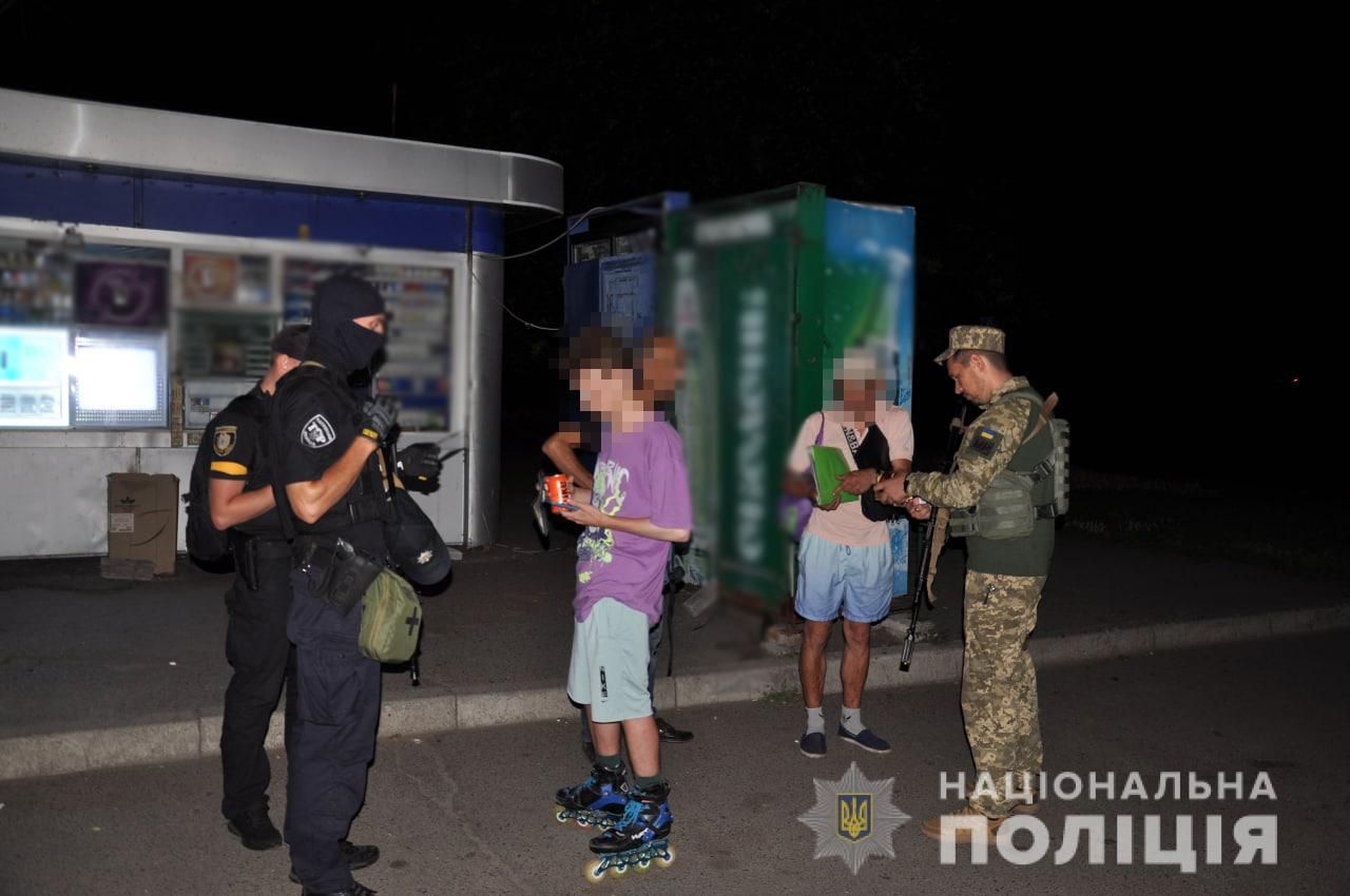 Черкаські правоохоронці вручили десятки повісток порушникам комендантської години