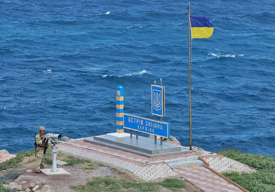 Україна встановила контроль над островом Зміїний— національний прапор встановлено