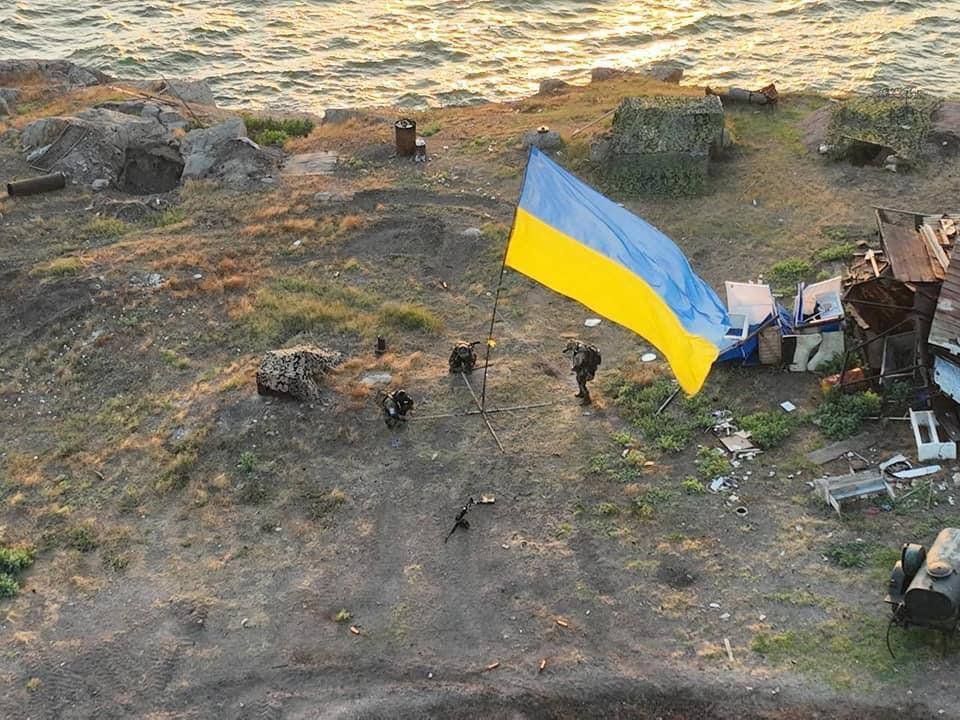 Державний Прапор України, встановлений на острові Зміїний.